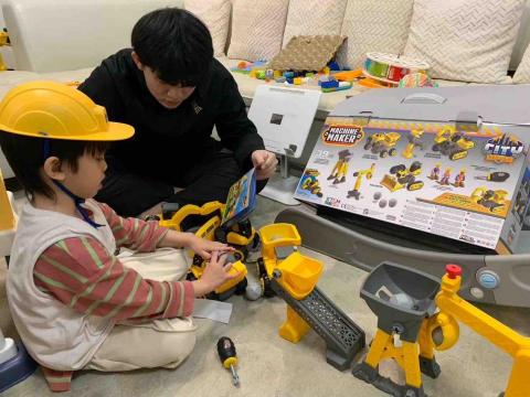 温宗融 - 陪弟弟組裝玩具