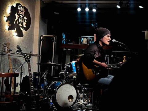 林晋德 - 在女巫店進行的個人吉他彈唱演出，女巫店也是許多歌手發跡的所在，如張懸、陳綺貞等等⋯