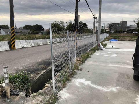 承蓁工程行.圍籬工程 - 客制化，簡易無橫桿，鍍鋅角鐵跟菱型網。