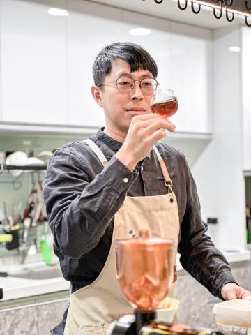 洞心咖啡研究室 - WOLF喇賽系咖啡師，擔任小賴老師助教