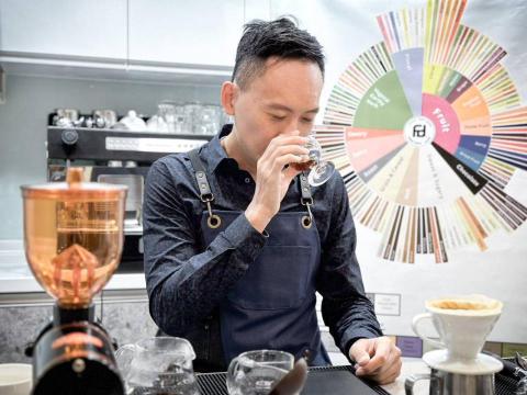 洞心咖啡研究室 - 咖啡專任講師 賴盈志
任咖啡講師級烘焙咖啡豆
2004～2024約20年

SCA CSP Roasting Foundation 咖啡烘焙師2級
SCA CSP Sensory Skills Intermediate 咖啡感官杯測師2級
TQUK Award in Barista Skills 2 英國咖啡師2級

@豐鼎咖啡 專任烘豆師兼任教育訓練講師
@旅心咖啡 專任烘豆師
@來杯咖啡 專任