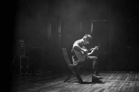 提供初學者吉他服務的專家李襄騰