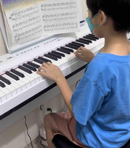 媛媛 - 教導學生彈鋼琴