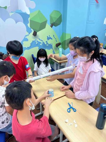 媛媛 - 教導學生做自然科學實驗