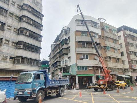 鴻升工程 - 重清路公寓屋頂地坪打除含清運 鴻升工程 - 重清路公寓屋頂地坪打除含清運