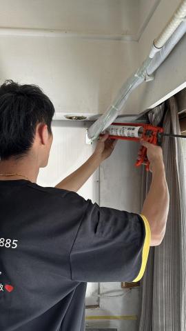 簡 - 客人反應上一位冷氣師傅沒有幫忙打密封膠，導致蚊蟲侵入安裝完成後也進到我們應該的義務幫忙打上，小細節千萬不能馬乎