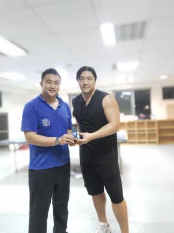 張敬彬 - 阿傑是香港朋友，小時候玩過桌球，但欠缺基本功訓練，來台灣特地來桌球之鄉台南學球