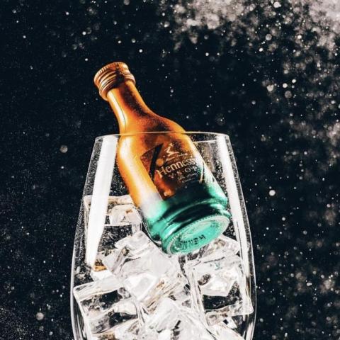 COPXA - 在冰塊與琥珀色液體的對話中，軒尼詩VSOP威士忌揭示了時間的精華與生命的流轉，喚醒深沉的思考與感悟。