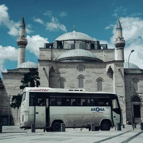 COPXA - 在土耳其的蔚藍之下，清真寺與公車共繪一幅和諧圖景，反映了時間與空間交織下的文化對話與人文思考。