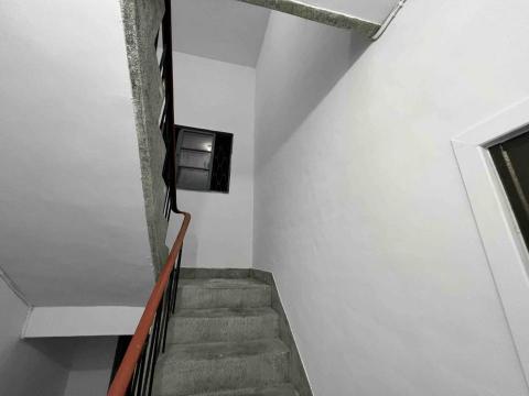 王宣諭 - 梯間油漆施作