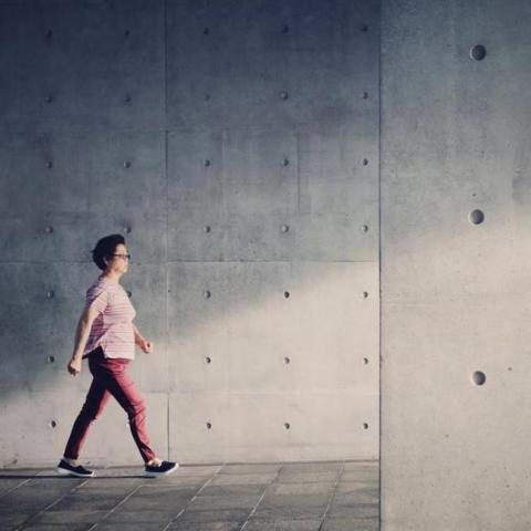 COPXA - 在時間的縫隙裡，老奶奶的步伐回響著歷史的低語，她的旅程象徵著智者的探索，每一步都充滿了深度與啟示。