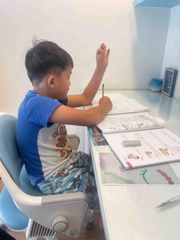 賴世勳 - 之前家教時，小朋友媽媽要我紀錄小朋友上課的樣子，就拍下來了