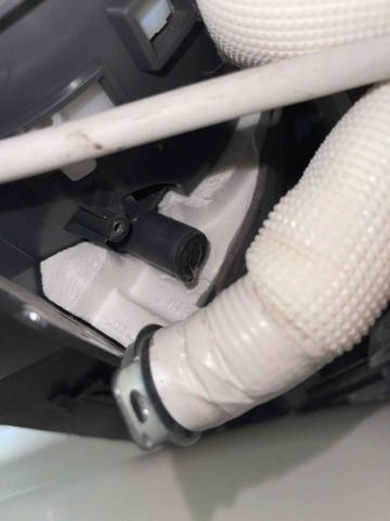 利峻空調 - 室內機出水口堵塞，導致房內下雨…