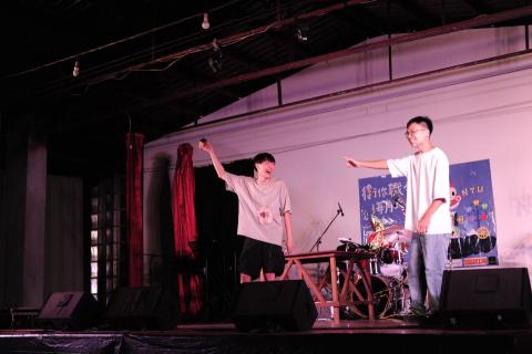 李丞翊 - 三系聯合迎新宿營晚會 魔術表演
效果：讓不會解魔方的觀眾靠自己的直覺成功地在背後還原凌亂的方塊。