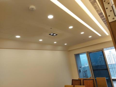 立朋工程行 - 牆面天花板塗裝
