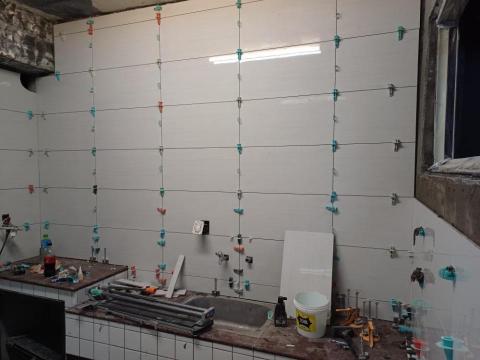 劉邦立 - 40幾年老房子修改壁磚，琉璃台保留