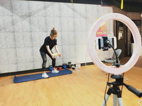 Mika - 線上課程，在家也能訓練