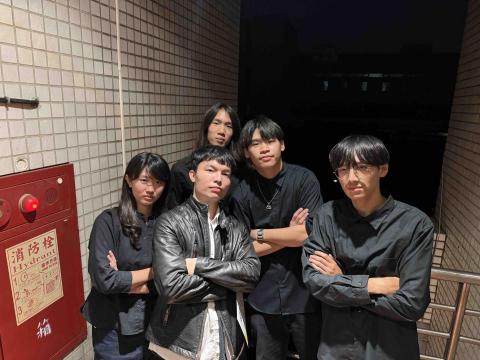 湯光鈞 - 中原大學校內五燈獎第一名團照