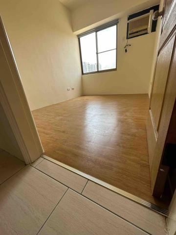 連佑水電工程 - 貼塑膠地板及門片更新