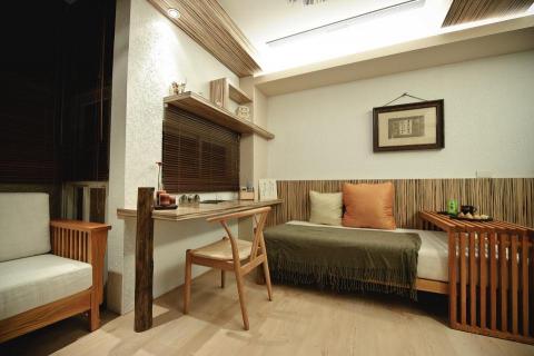 老屋翻新及浴室翻新設計施工團隊 - 可以是單人床，也可以將茶几移動到中間變成沙發，使用多種的木質來營造新型態的木調風格。