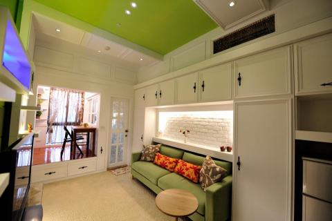 老屋翻新及浴室翻新設計施工團隊 - 使用地毯來增加飯店式的高級感，配置沙發床來滿足空間上的需求，廁所門也改成玻璃門，並融入客制化優雅的溫馨與風格。