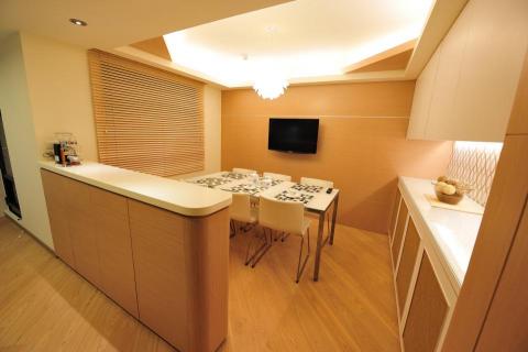 老屋翻新及浴室翻新設計施工團隊 - 無印良品風的簡單白色與木作，讓簡單的餐廳可以是一個溫馨與家人用餐談天的好地方。