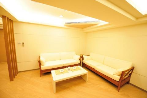 老屋翻新及浴室翻新設計施工團隊 - 無印良品風的客廳設計搭配吊隱式空調，牆面的簡單線條與家具的木質搭配，讓家變的溫馨簡單又不退流行。