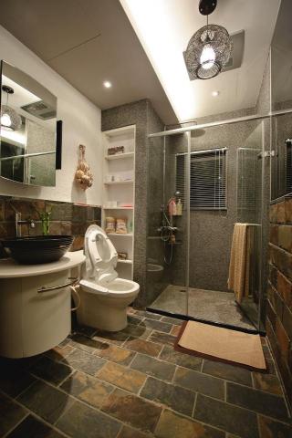 老屋翻新及浴室翻新設計施工團隊 - 日式溫泉設計，將石材放置於衛浴空間裡，搭配灰鏡與石頭漆，跳脫傳統貼磚的工法。