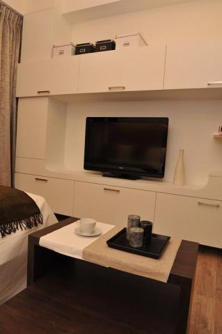 老屋翻新及浴室翻新設計施工團隊 - 電視牆面使用上下櫃設計，簡約充分利用空間。