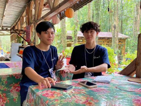 李品毅 - 宿營活動中擔任關主的照片(左)，更在活動中主動幫助其他人