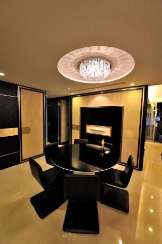 老屋翻新及浴室翻新設計施工團隊 - 牆面設計造型，讓房間門以及廁所門與牆面造型融為一體，並配置圓桌與水晶吊燈，彰顯餐廳的華麗與闔家圓滿。