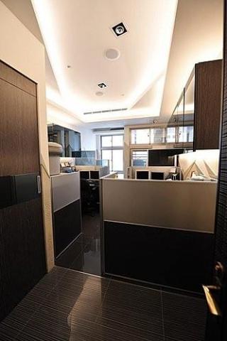 老屋翻新及浴室翻新設計施工團隊 - 將天花板進行多層的燈光設計，並嵌入吊隱式冷暖氣機，並客製化辦公人員的各式需求，進行OA設計以及吊櫃的收納空間，並在後方區設置交談空間。