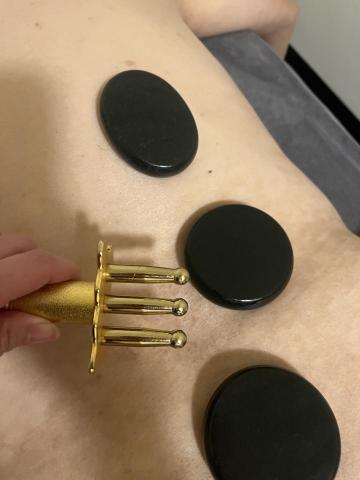 Mu - 輕柔的手將浸泡過精油的熱石在身體上滑動，溫熱觸感能活絡循環，鬆解疲勞感，為您舒緩肌肉緊繃，散發溫暖迅速達到通筋活絡、全身釋壓，彷彿將大地的能量灌注到體內，是極受歡迎的SPA項目。