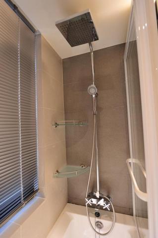 老屋翻新及浴室翻新設計施工團隊 - 將淋浴拉門關起來時，就可以開啟蒸氣設備，讓家裡也可以是SPA空間，大量的流汗促進新陳代謝。