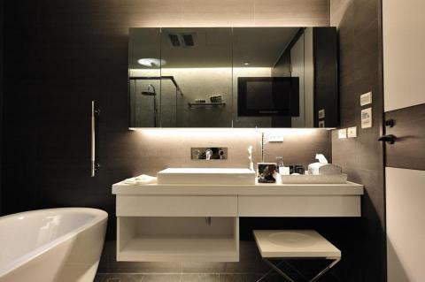 老屋翻新及浴室翻新設計施工團隊 - 新建浴室使用灰鏡並內嵌電視，並有間接燈光投射，打造現代式大宅風格。