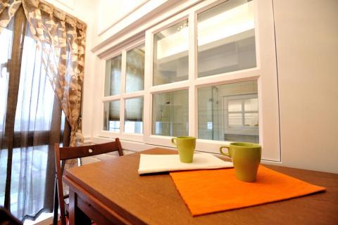 老屋翻新及浴室翻新設計施工團隊 - 浴室另一面是多功能房，可以放置桌椅喝下午茶，設計上方的窗戶可以增加穿透感，讓空間變得更典雅。