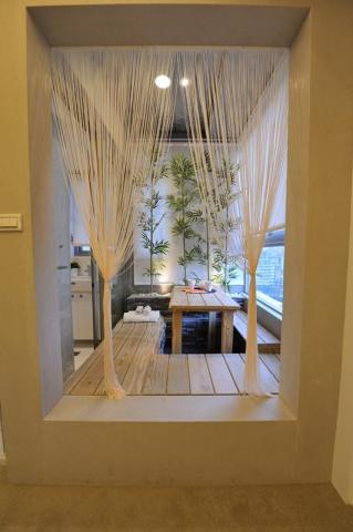 老屋翻新及浴室翻新設計施工團隊 - 浴室旁邊的空間設置多功能空間。可以是喝茶上網的空間，也可以將桌子收起來變成平台使用，更可以將南方松整個拿起來，變成泡腳池。