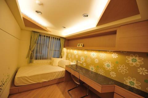 老屋翻新及浴室翻新設計施工團隊 - 將房間使用壁紙與油漆混搭，並在天花板進行兩色的配色，木製的氛圍讓房間變得舒適與溫馨。