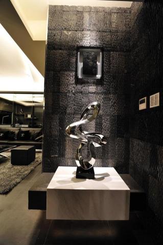 老屋翻新及浴室翻新設計施工團隊 - 入口處增設棧道石玄關，並增列大理石與抿石子展示台，並在牆面嵌上萬年化石，使用投射燈來投影展示品之大器風範。