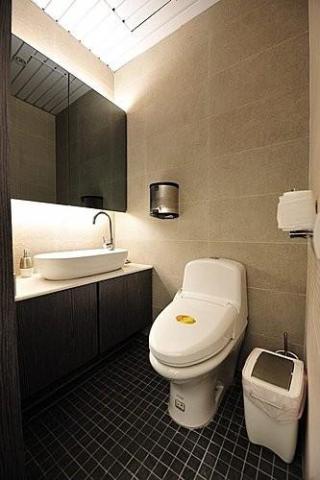 老屋翻新及浴室翻新設計施工團隊 - 毛胚屋小型辦公室重新設計，因不需要淋浴設備，在牆壁磚面使用2種壁磚跳色，並在地面使用黑色小格磚放大空間。在洗手台上下方並設計櫃子，可收納浴室內備品。並設計七彩光條在不同時間浴室會進行不同氛圍的變色。