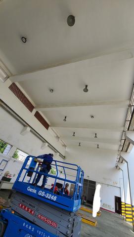 沃克曼水電泥作工程 - 高空作業，更換電燈