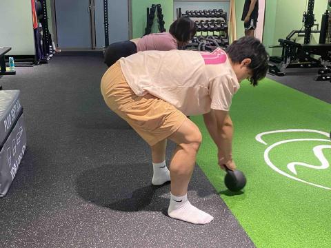 Momo - 後來會屈髖甩壺鈴 猛的勒