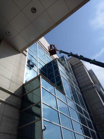 水塔先生 - 外牆玻璃清潔。