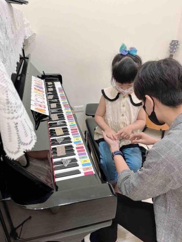 鄭舒敏鋼琴家教/米米老師 - 小小孩與米米老師一起裝飾鋼琴的體驗課?