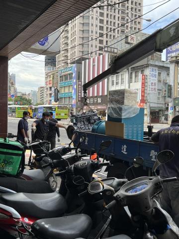 林永章 - 大樓發電機組更新無車道設施機組需分解延樓梯搬運下地下室組裝,引擎吊掛搬運中