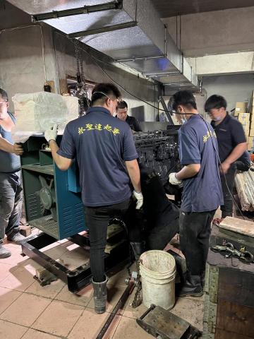 林永章 - 大樓發電機組更新無車道設施機組需分解延樓梯搬運下地下室組裝,機組吊掛搬運至地下室組裝中