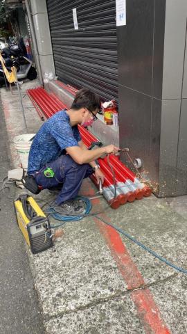 林永章 - 大樓消防管老舊更換工程, 消防專用管運至現場整備油漆中