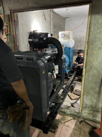 林永章 - 大樓發電機組更新無車道設施機組需分解延樓梯搬運下地下室組裝,機組組裝完成入機房定位