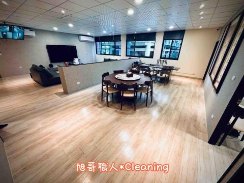 旭哥職人專業清潔 - 耐磨地板平面清除刮痕+清潔，進行打臘作業*上臘2道