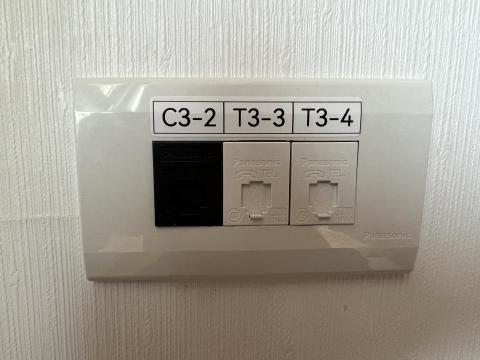 吉克GeekQ - 透天網路及電話線路重整,客戶希望網路及電話插座能夠以不同顏色區分,但又要兼顧品質,那麼國際牌CAT6資訊插座灰色版本就是唯一選擇了;網路及電話插座分別以不同的命名方式標示,日後查修更為清楚。 吉克GeekQ - 透天網路及電話線路重整,客戶希望網路及電話插座能夠以不同顏色區分,但又要兼顧品質,那麼國際牌CAT6資訊插座灰色版本就是唯一選擇了;網路及電話插座分別以不同的命名方式標示,日後查修更為清楚。